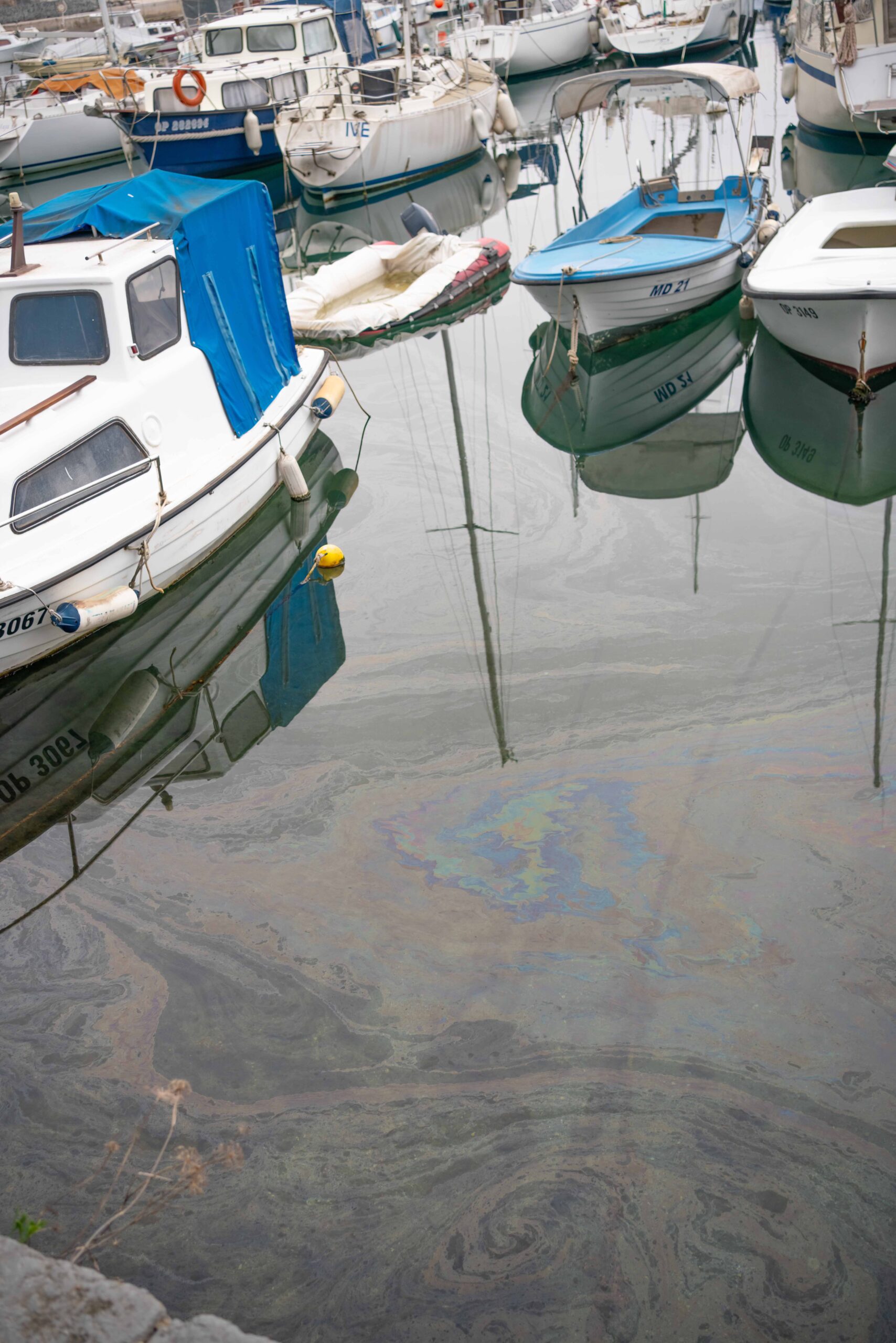 boat_oilstain_water Waterbodemsanering, algencontrole, oppervlaktewater verontreiniging, Oprensning af vandbunden, algebekæmpelse, forurening af overfladevand, Water bottom remediation, algae control, surface water pollution, Assainissement des fonds marins, contrôle des algues, pollution des eaux de surface, Bonifica dei fondali, controllo delle alghe, inquinamento delle acque superficiali, Remediação do fundo do mar, controlo de algas, poluição das águas superficiais, Remediación del fondo del agua, control de algas, contaminación de aguas superficiales, Bottensanering av vatten, algbekämpning, ytvattenföroreningar